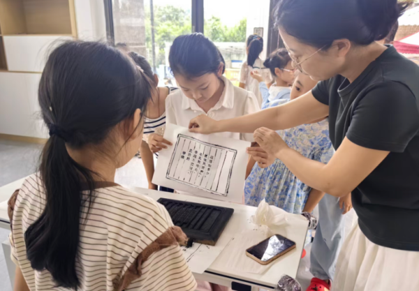 聚美策略 李营街道凤苑社区开展“非遗墨香, 活字传韵”活动